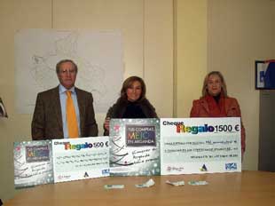 Javier Bello recorrió las tiendas del centro. Foto cedida por Ayuntamiento de Alcalá